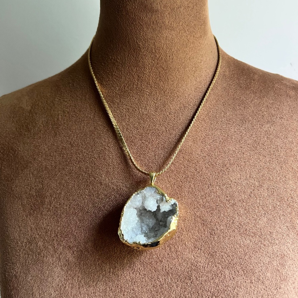 Gold Tone Herringbone Chain White Quartz Geode Druzy Pendant 18in Cottagecore